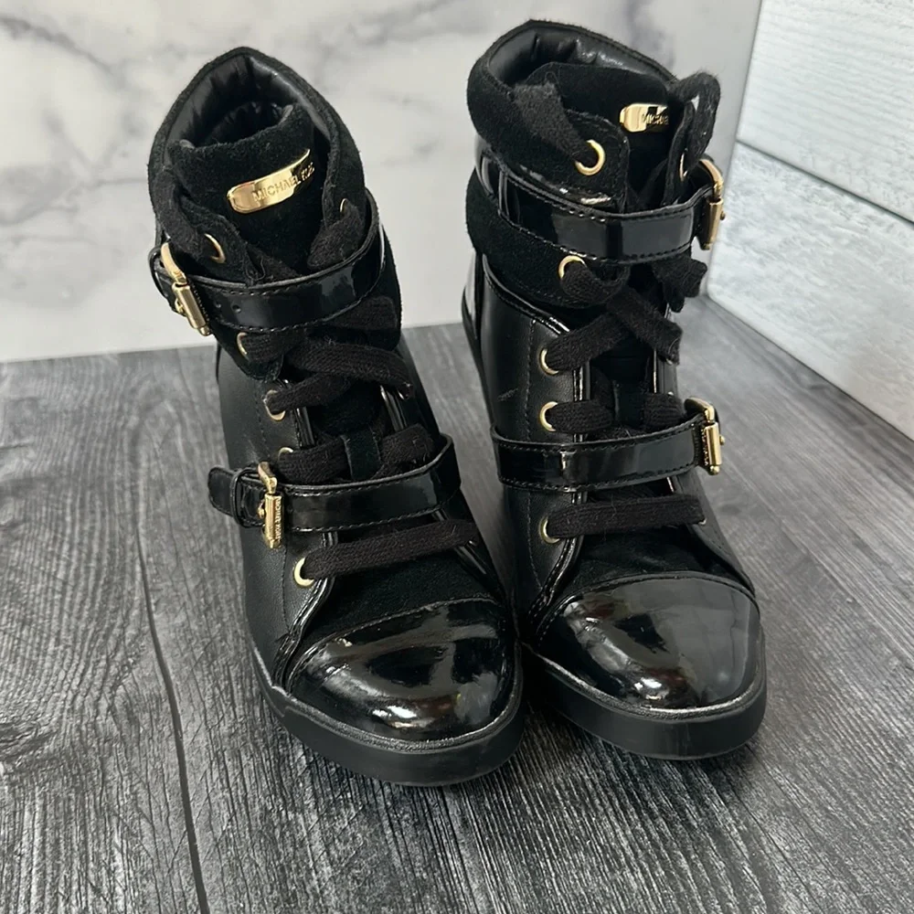MK MICHEAL KORS black leather and patent leather wedge sneaker 5M - Picture 2 of 6